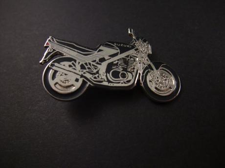 Suzuki GS 500  ( betrouwbare motor daarom erg in trek bij rijscholen in de jaren negentig)